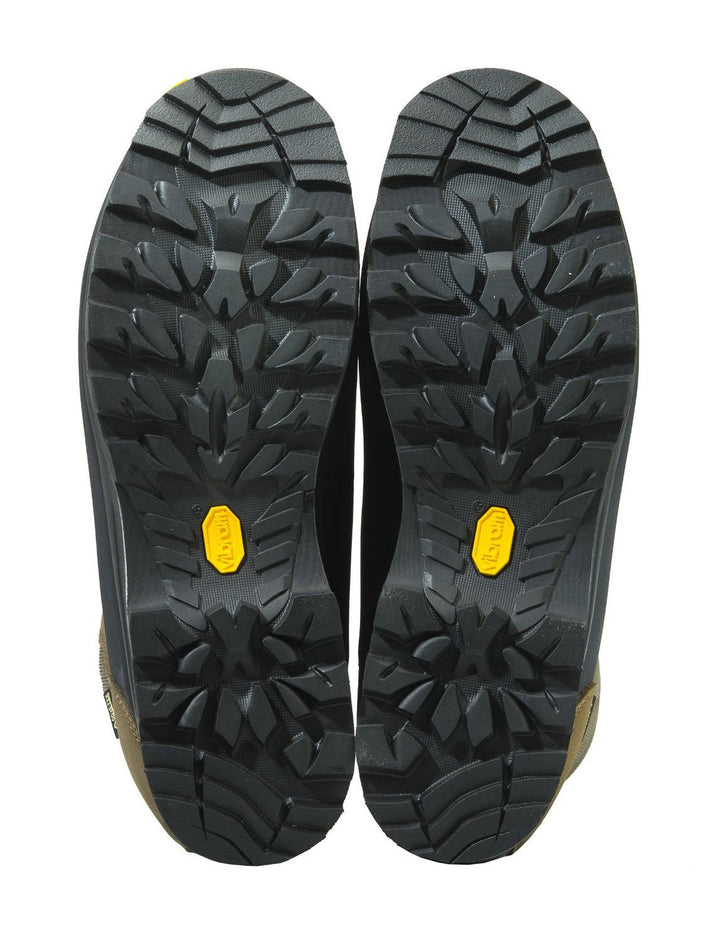Sole view of the Beretta Trail GTX pair showing the full Vibram lug pattern and yellow Vibram tab.