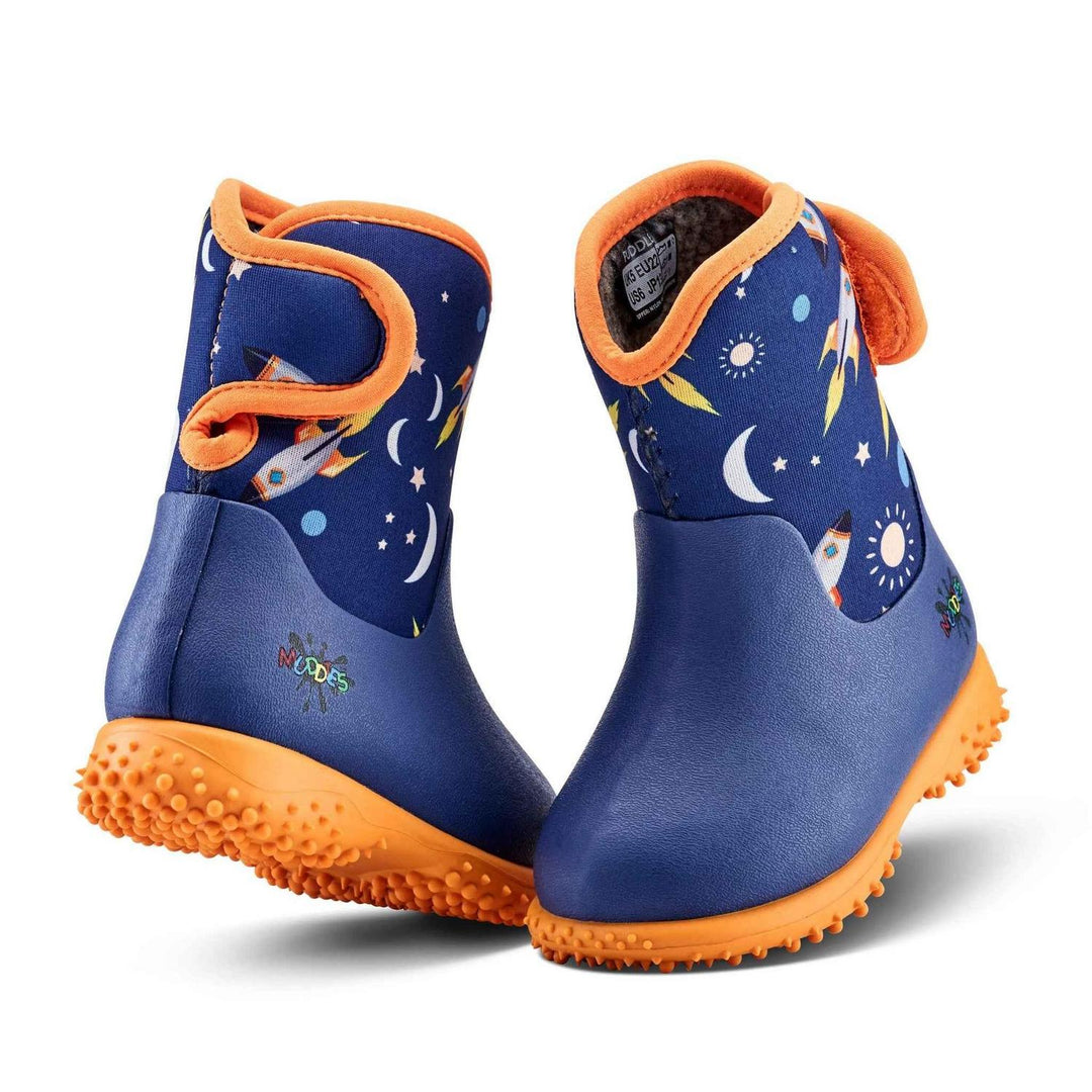 Grubs Muddies Puddle 5.0 toddler wellington boots in navy with moon and stars print upper, orange trim and orange sole, pair three-quarter view