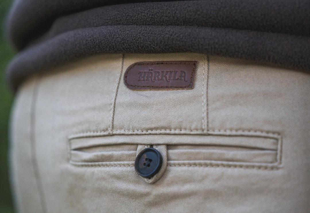 Harkila Norberg Chinos beige – view 8: close-up of the back pocket, leather brand patch and button.