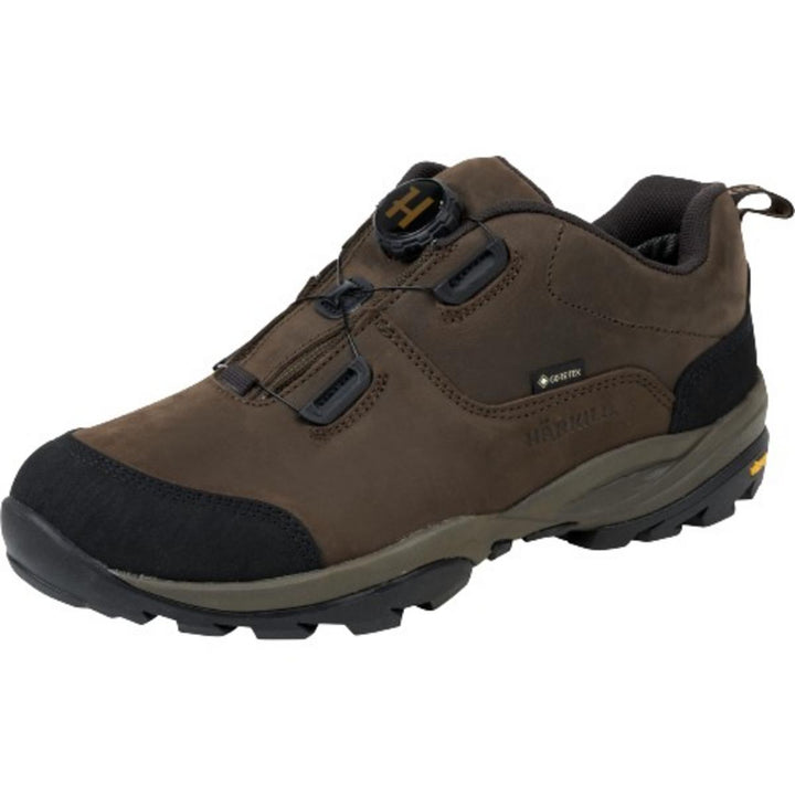 Harkila Reidmar Low GTX boot in dark brown nubuck, three-quarter front view showing the dial-lace closure, black toe bumper, GORE-TEX badge and lugged Vibram sole.