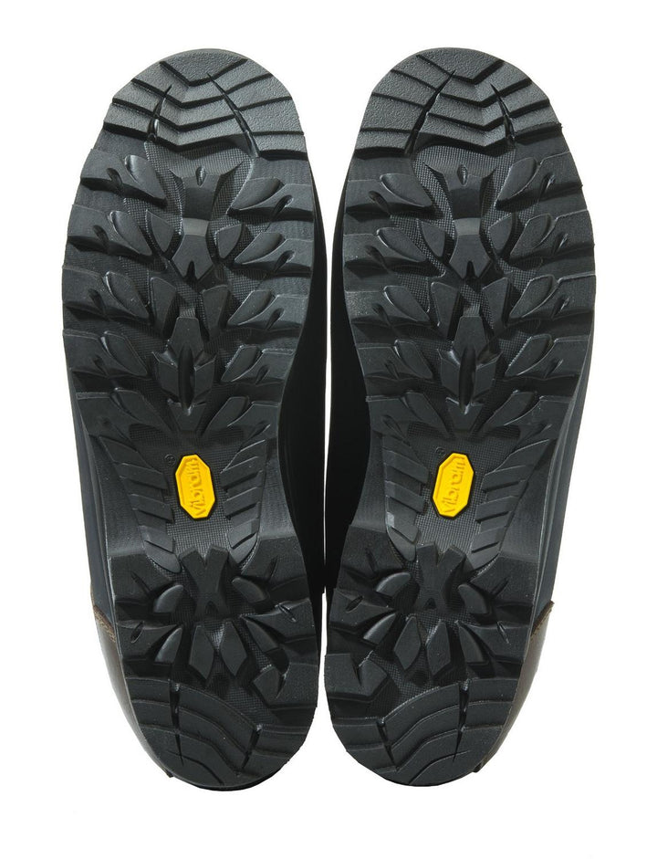 Soles of the Beretta Trail MID GTX boots shown from below, with the yellow Vibram logo