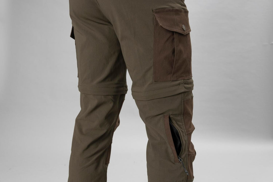 Model wearing the Seeland Birch trousers, side view of the leg with cargo pocket and the open zip-off seam above the knee