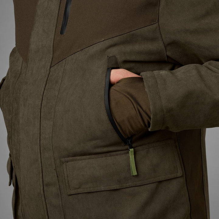 Close-up of a hand in the lower flap pocket of the Seeland Helt II jacket