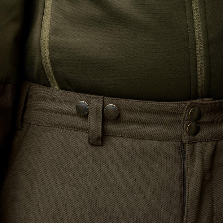 Close-up of the Seeland Helt II trousers' waistband with popper buttons, worn with braces
