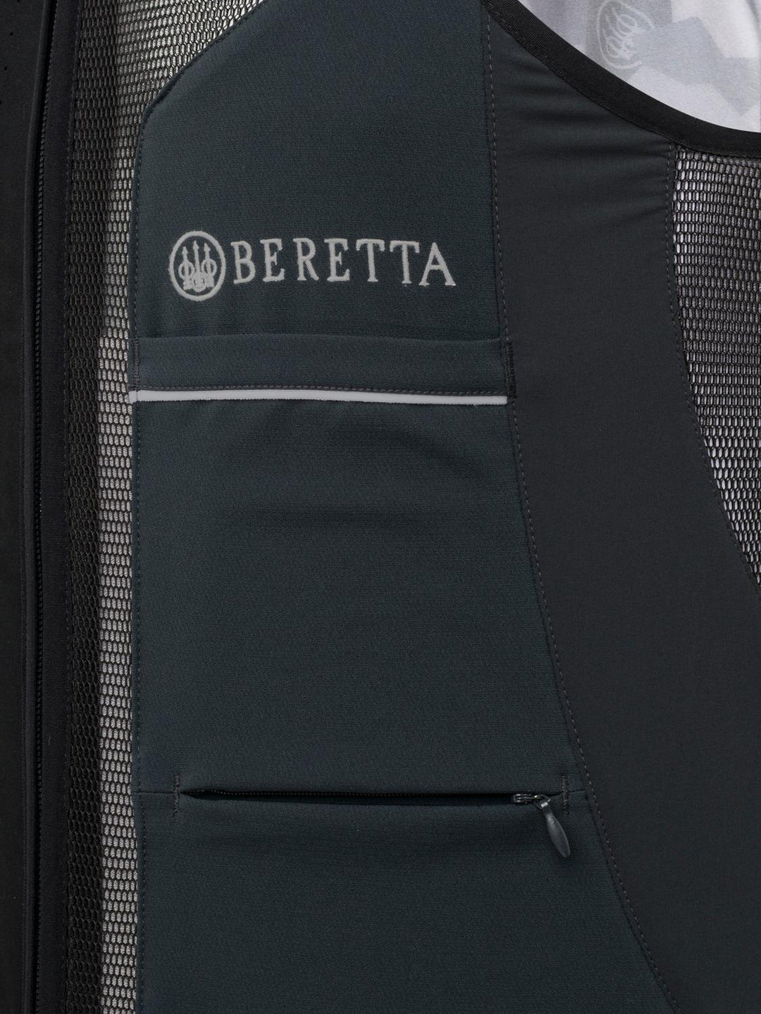 Beretta Looper Vest Camo, close-up of the chest pocket with Beretta logo, reflective piping and zip pocket