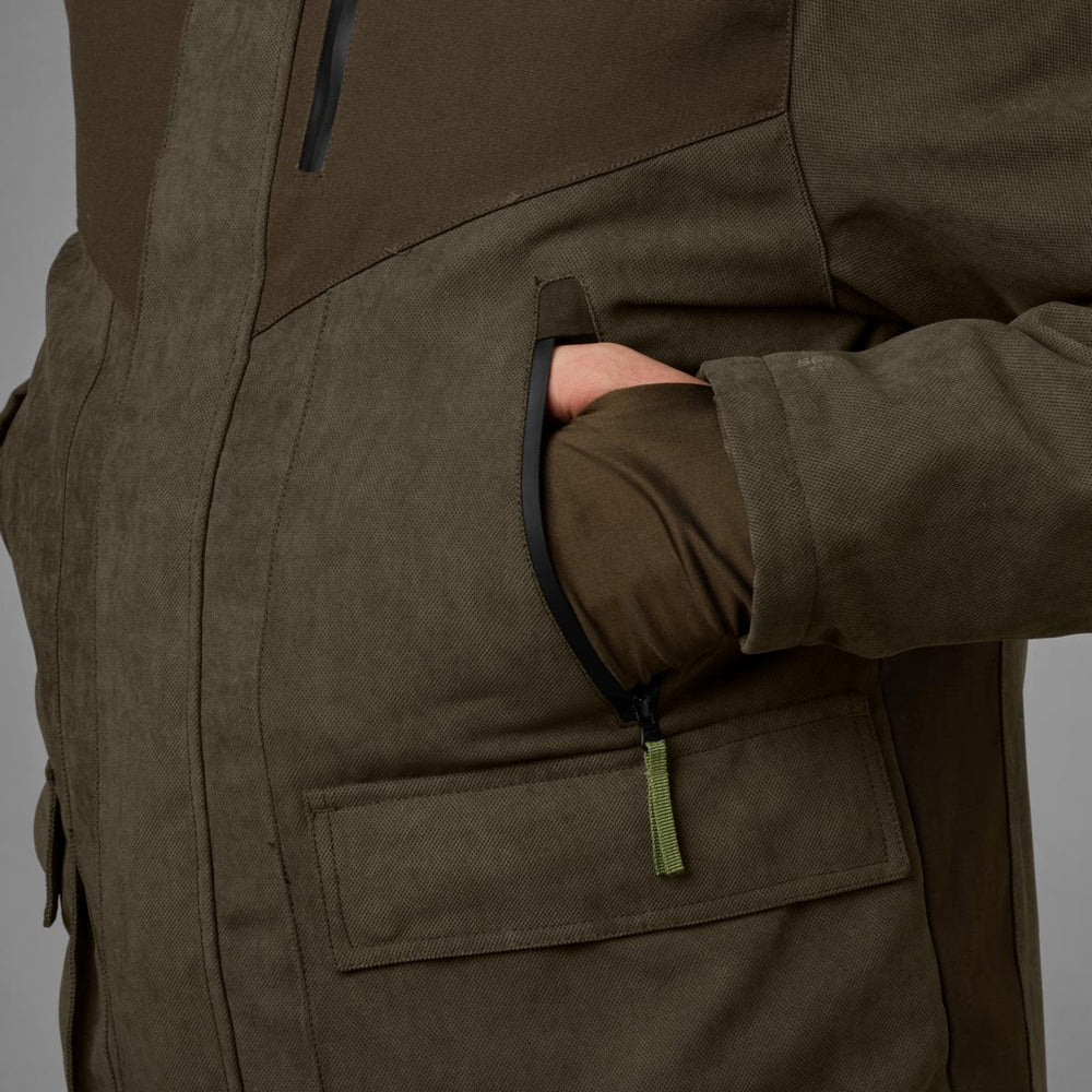 Detail of a hand in the lower bellows pocket of the Seeland Helt II jacket
